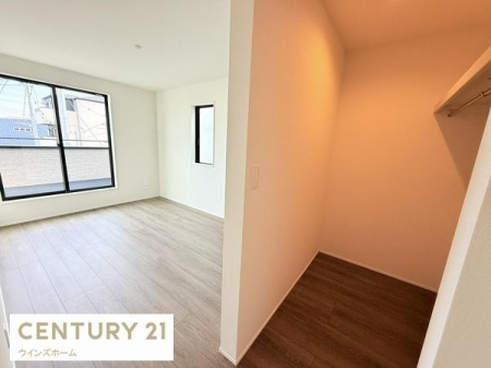 �m�� �o���R�j�[�ɖʂ���7.12���m���B��������ǍD�ȊJ���I�ȕ��͋C�ŁA�E�H�[�N�C���N���[�[�b�g�t���̂������͂��q�l�̕׋����̃X�y�[�X�Ƃ��Ċ���ԈႢ�Ȃ��I