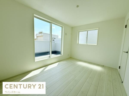 �m�� �o���R�j�[�ɖʂ���6.1���m���B��������ǍD�ȊJ���I�ȕ��͋C�ŁA�E�H�[�N�C���N���[�[�b�g�t���̂������͂��q�l�̕׋���Q���Ȃǎg�������R���݁I