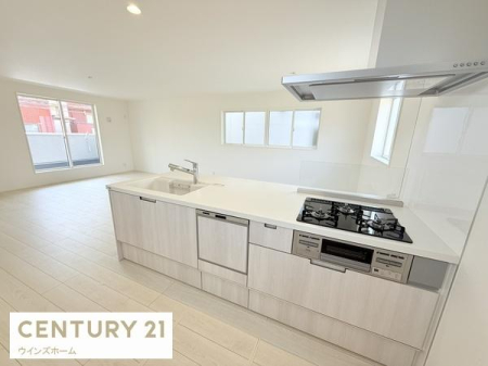 �L�b�`�� �l�C�̑Ζʎ��L�b�`���̓��r���O�A�_�C�j���O����]�ł��܂��I�L�b�`���͍�ƃX�y�[�X���L�X���Ă�����[�ɂ�����܂���I�������[������퉷�ۑ����\�ȐH���̎��[�ɂ��𗧂��܂��I