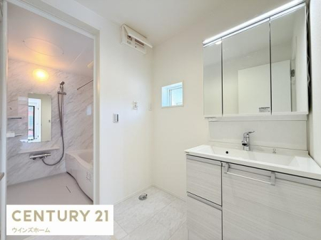 ���ʑ�E���ʏ� �傫�ȎO�ʋ���������[���L�x�ɐ݂���ꂽ���ʎ��́A�^�I������p�i���������萮�����₷���A�����̐g�x�x�����K�Ɏx���Ă����g������̗ǂ���Ԃł��B