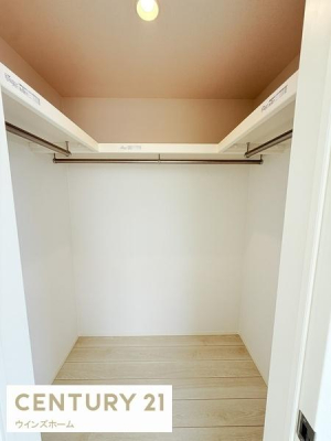 ���[ ��e�ʂ̃E�H�[�N�C���N���[�[�b�g�B�I�ƃn���K�[�p�C�v���o�����X�悭�z�u����A�p�r���Ƃɐ������₷���݌v�ł��B