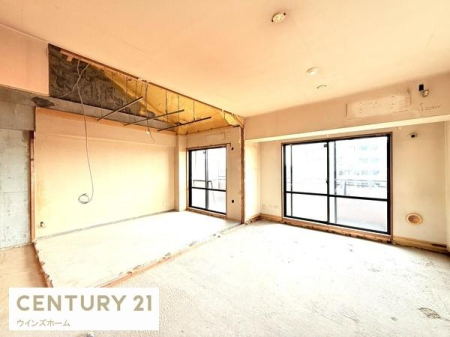 ���r���O �`���m�x�[�V�������`�J�����̂��郊�r���O�_�C�j���O�B�אڂ���m���ƈ�̗��p���\�ŁA��Ƃ肠���Ԃ����o���܂��B