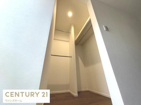 ���[ ��e�ʂ̃E�H�[�N�C���N���[�[�b�g�B�I�ƃn���K�[�p�C�v���o�����X�悭�z�u����A�p�r���Ƃɐ������₷���݌v�ł��B