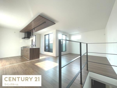 ���r���O �o���R�j�[�ɖʂ����傫�ȑ�����͍̌������Ղ�A��������閾�邢���r���O�ł��I
