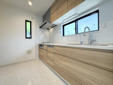 �L�b�`�� �^�b�`���X�����⑋�����Ă���̂Ŗ��邢���͋C�̃L�b�`���ł�