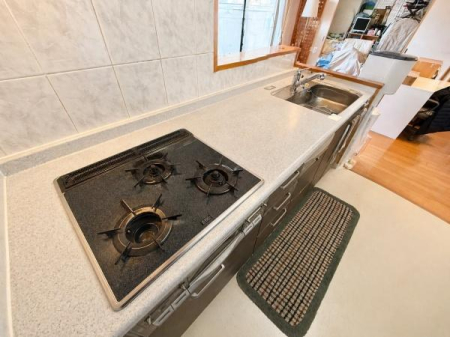 �L�b�`�� ��Ƃ肠���ƃX�y�[�X���m�ۂ����L�b�`���B�����≺�����炦�����₷���A�����̉Ǝ������K�ɃT�|�[�g���܂��B��CG�ɂĈꕔ���ו��������Ă���܂�
