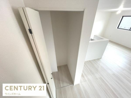 ���[ ���r���O�ɂ͎��[�X�y�[�X�����p�ӁI�ו���u���ꏊ���m�ۂ����̂ł������̐������ڂ����₷���Ȃ�A������芰���܂��I