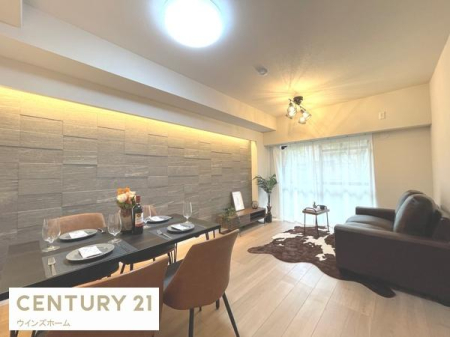 ���r���O �z�����肪�ǂ��A�J�����̂��郊�r���O�_�C�j���O�B�אڂ��鋏���ƈ�̗��p���\�ŁA��Ƃ肠���Ԃ����o���܂��B���C���e���A�Ƌ�̓f�B�X�v���C�p�ł��B