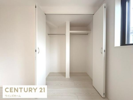 ���[ �N���[�[�b�g���S���ݒu����Ă��܂��I�ו���u���ꏊ���m�ۂ����̂ł������̐������ڂ����₷���Ȃ�A���K�ȋ�Ԃ����肠���܂��I