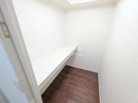 ���[ ��K�̃L�b�`�����ɂ̓p���g���[�Ƃ��Ďg����[�˂����p�ӂ��Ă��܂��I�����u���̐H�ނ�ۑ��H�A�������Ȃǂ�u���Ă�����̂ŁA��������ƕЕt�����L�b�`����Ԃ��������܂��I��CG�ŉƍ�����������Ă��܂��B
