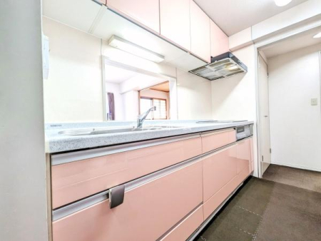 �L�b�`�� �L�b�`���͑Ζʎ������ǃt���I�[�v���ɂ͂����A�]�v�Ȃ��̂͌����Ȃ��悤�H�v���ꂽ�݌v�ł��B�΂��g��Ȃ����S��IH�N�b�L���O�q�[�^�[�̗p�I�M������̔M���������̂ŉď���L�b�`���͏����Ȃ�܂���B