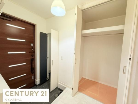 ���[ ���փz�[���ɂ̓N���[�[�b�g��ݒu���Ă���܂��B�n���K�[�p�C�v�ɏ㒅����������A���p�i�Ȃǂ����Ղ���[�ł��܂��B