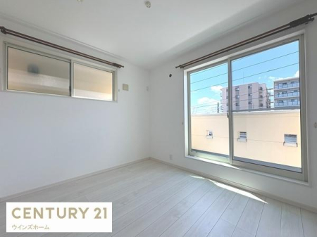 �m�� �o���R�j�[�ɖʂ���6���m���B��������ǍD�ȊJ���I�ȕ��͋C�ŁA�N���[�[�b�g�t���̂������͂��q�l�̕׋���Q���Ȃǎg�������R���݁I