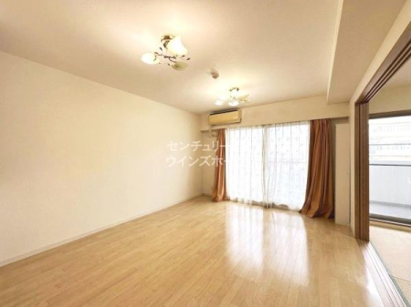 ���r���O ���Ƃ̎���ł���LDK��13.9���I���r���O�ɂ͏��g�[����������Ă��܂��I�쑤�ɐ݂������C�h�E�C���h�E����z�����������ށA���Ƒ������R�ƏW�܂���K��Ԃł��B��CG�ŉƍ�����������Ă��܂�