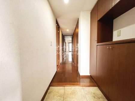 ���� �Ƃ̑���ۂ����߂�G���g�����X�͂����L���C�ɂ��Ă����������́B�����Ō��ւɂ͎��[�͂̍����V���[�Y�{�b�N�X���������Ă��܂��I�J�E���^�[�����ɂ��Ԃ⏬���������Ă������ł��ˁB