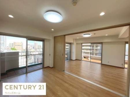 ���r���O �쓌�p�����E�z�����肪�ǂ��A�J�����̂��郊�r���O�_�C�j���O�B�אڂ��鋏���ƈ�̗��p���\�ŁA��Ƃ肠���Ԃ����o���܂��B