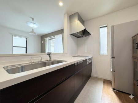 �L�b�`�� �ΖʃJ�E���^�[�L�b�`�����̗p�B�V���N�A������͍L�X�Ƃ��Ďg�����肪����܂��B���r���O�E�_�C�j���O�Ƃ̈�̊�������A���Ƒ��Ƃ̂Ȃ���������Ȃ��炨�������y���߂܂��B���ꕔCG���H�ŕ��������Ă���܂��B
