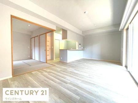 ���r���O ������ŗz�����肪�ǂ��A�J�����̂��郊�r���O�_�C�j���O�B�אڂ��鋏���ƈ�̗��p���\�ŁA��Ƃ肠���Ԃ����o���܂��B