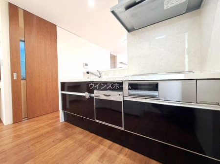 �L�b�`�� �V�X�e���L�b�`���̓r���g�C���H��@�EIH�N�b�L���O�q�[�^�[�E���炩�Ȍ`��̃��C�h�V���N�ȂǍ��@�\�^�C�v�ł��I�Ζʎ��ł����������Ȃ��烊�r���O�ɂ��邲�Ƒ��Ƃ̉�b���y���߂�A����ȋ�Ԃ����񋟂��܂��B