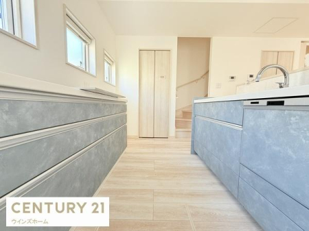 �L�b�`�� �L�b�`���J�E���^�[�ɂ͎��[�͂̂�������o���t���E�����ڂ��������ŐH��Ȃǂ������Ղ������܂��I