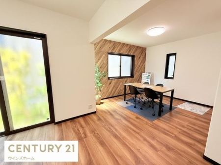 �m�� �����������F�����ƃV���v���ȃf�U�C�������͂�7.7���{6���̍L�X�����m���B2�h�A�ŊԎ��ύX�\�ł��B�E�H�[�N�C���N���[�[�b�g�t���ŁA�ߗނ�ו��̐������ڂ����₷���A�g������̗ǂ����K��Ԃł��B