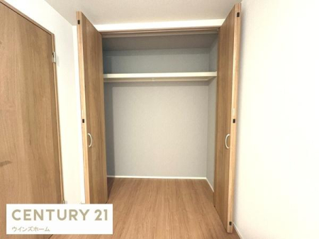 ���[ �N���[�[�b�g���S���ݒu����Ă���A���������X�b�L���Еt���܂��B