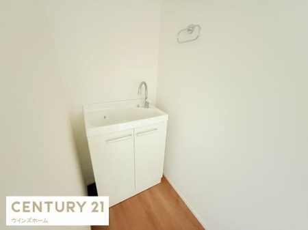 ���ʑ�E���ʏ� 2�K�ɂ̓Z�J���h���ʑ䂪�ݒu����Ă���A1�K�̐��ʏ����g���Ȃ����◈�q���Ȃǎg���ĕ֗��ł��I