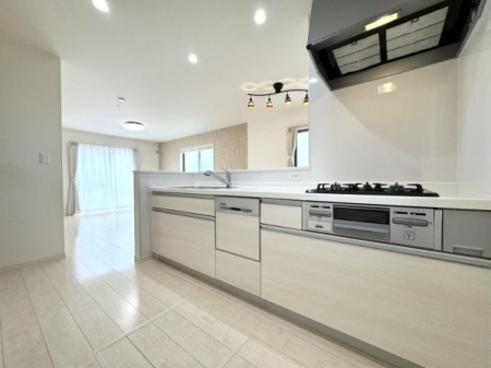 �L�b�`�� �L�b�`���J�E���^�[�ɂ͎��[�͂̂�������o���t���E�����ڂ��������ŐH��Ȃǂ������Ղ������܂��I