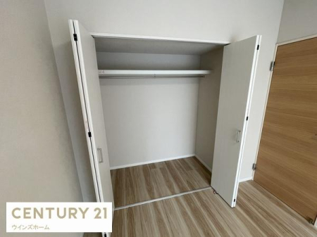 ���[ �N���[�[�b�g���ݒu����Ă��܂��I�ו���u���ꏊ���m�ۂ����̂ł������̐������ڂ����₷���Ȃ�A���K�ȋ�Ԃ����肠���܂��I