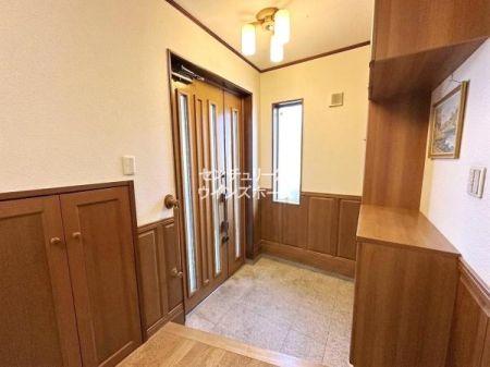 ���� ���ւ͐e�q�h�A�Ȃ̂ő傫�ȉו��̏o�����ꂪ���₷���A�J���I�ō̌������₷���Ȃ��Ă��܂��I�V���[�Y�{�b�N�X�̃J�E���^�[�����ɏ�����ʐ^�������Ă������ł��ˁI��CG���H�ŉƍ�����������Ă��܂�