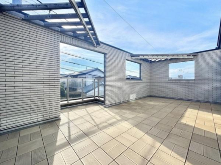 �o���R�j�[ ���[�t�K�[�f���͑��̃��r���O�Ƃ��ĉƑ��̌e���̏�ɂ��Ȃ�A�K�[�f�j���O�����y���߂܂��B