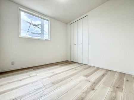 �m�� �����������F�����ƃV���v���ȃf�U�C�������͂�5.5���̗m���B�N���[�[�b�g�t���ŁA�ߗނ�ו��̐������ڂ����₷���A�g������̗ǂ����K��Ԃł��B