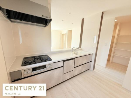 �L�b�`�� �X�^�C���b�V���ȃV�X�e���L�b�`���́A���[�͂Ƌ@�\�������˔����A�������y�����Ȃ��ԁB���r���O�ƂȂ��郌�C�A�E�g�����͂ł��I�L�b�`�����ɂ�4�i���I�t���̍L�X���[�X�y�[�X�I