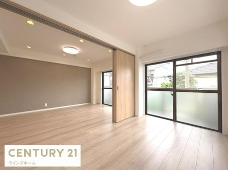�m�� ���r���O���ɂ���6.3���̗m���́A�X���C�h�^�C�v�̔����J����LDK�ƌq���邱�Ƃ�17.3���̑��ԂƂ��Ă����p�ł��܂��I�����傫�������Ղ�������閾�邢�������ł��B