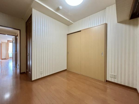 �m�� ��6���̗m���ɂ͑�^�N���[�[�b�g��ݒu�B�x�b�h��u���Ă���Ƃ肪����A��Q���Ƃ��Ďg���₷����Ԃł��B�����������Z��Ԃŉ��K�ɂ��߂������������܂��B