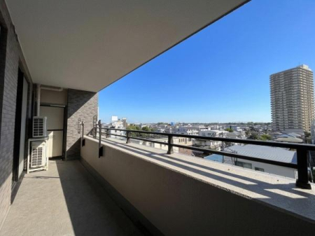 �Z�˂���̒��]�ʐ^ �O�ʂɍ������������Ȃ��A�J�����̂��钭�]���L����܂��B�z��������ǍD�ŁA���ꂽ���ɂ͋C�����̗ǂ����Ԃ����߂������������܂��B���󕨂������Ղ花���郏�C�h�o���R�j�[�ł��B