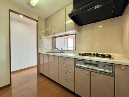 �L�b�`�� ��3.3���̓Ɨ��^�L�b�`�����̗p�B�����ɏW�����₷���A�����������r���O���猩���ɂ����ł���Ԏ��ł��B���[���L�x�Ŏg������̗ǂ���ԂƂȂ��Ă��܂��B
