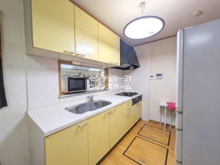 �L�b�`�� �V�X�e���L�b�`���͂������ɏW���ł���Ǖt���^�C�v���̗p���܂����I�����������������Ȃ��悤�z�u���ꂽ�L�b�`���X�y�[�X�ŉ��K�ɂ��������ł��܂��B��CG���H�ŉƍ�����������Ă��܂�