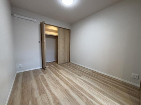 ���[ �N���[�[�b�g���ݒu����Ă��܂��I�ו���u���ꏊ���m�ۂ����̂ł������̐������ڂ����₷���Ȃ�A���K�ȋ�Ԃ����肠���܂��I