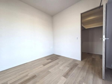 �Q�� �����������F�����ƃV���v���ȃf�U�C�������͂̎�Q����6���B�E�H�[�N�C���N���[�[�b�g�t���ňߗނ�ו��̐������ڂ����₷���A�g������̗ǂ����K��Ԃł��B
