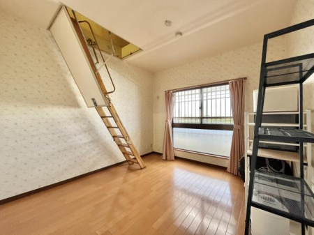 �m�� ��5.4���̗m���ɂ̓��t�g���[��ݒu�B�G�ߕ���v���o�̕i�Ȃǂ����[�ł��A���������L���g���܂��B������͖��邢�z�����������݁A�q�ǂ������⏑�ւƂ��Ă����p���₷����Ԃł��B