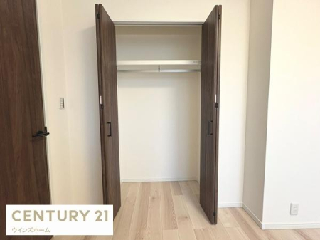 ���[ �N���[�[�b�g���ݒu����Ă��܂��I�ו���u���ꏊ���m�ۂ����̂ł������̐������ڂ����₷���Ȃ�A���K�ȋ�Ԃ����肠���܂��I