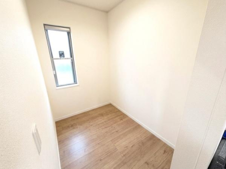 ���̑����� ���r���O�ɂ͖�1.5���̃t���[�X�y�[�X������܂��I�e�����[�N���[���Ƃ��Ă₨�q�l�̕׋������Ƃ��ĂȂǁA���ړI�Ɏg���閜�\�X�y�[�X�ł��B��CG���H�ŉƍ�����������Ă��܂�