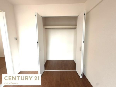 ���[ �N���[�[�b�g���S���ݒu����Ă��܂��I�ו���u���ꏊ���m�ۂ����̂ł������̐������ڂ����₷���Ȃ�A���K�ȋ�Ԃ����肠���܂��I