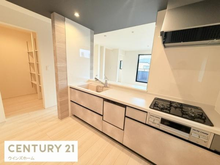 �L�b�`�� �X�^�C���b�V���ȃV�X�e���L�b�`���́A���[�͂Ƌ@�\�������˔����A�������y�����Ȃ��ԁB���r���O�ƂȂ��郌�C�A�E�g�����͂ł��I�L�b�`�����ɂ͍L�X�Ƃ����p���g���[�͂܂Ƃߔ��������H�i�̕ۑ��ɕ֗��I