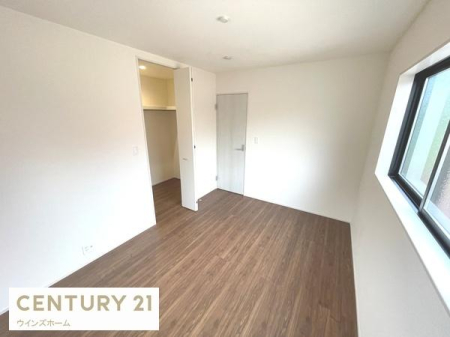 �m�� ��6���̗m���ɃE�H�[�N�C���N���[�[�b�g��ݒu�B�x�b�h��u���Ă���Ƃ肪����A��Q���Ƃ��Ďg���₷����Ԃł��B�����������Z��Ԃŉ��K�ɂ��߂������������܂��B