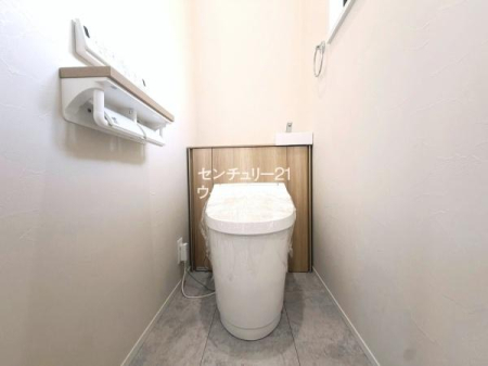 �g�C�� �g�C���̓L���r�l�b�g�t���g�C���Ɍ������Ă��܂��I�����ǂȂǂ��L���r�l�b�g���ɉB���Ă���̂Ō����ڂ��X�b�L���I�������@�\���􂢊킪�t���Ă���̂ŁA�q���I�����K�ɂ��g�����������܂��B