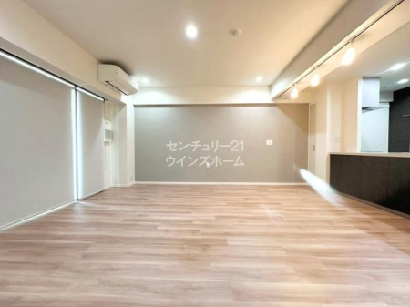 ���r���O �L�b�`�����烊�r���O�S�̂����n������Ă����ł��ˁB�ڂ̑O�ɂ��Ƒ��̗l�q�������Ȃ��炨�������ł���z�u�́A�q��Ē��̂��ƒ�ɂ��s�b�^���I�􂢕����e���r�����Ȃ���ł��܂��I