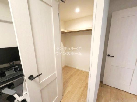 ���[ ���[�X�y�[�X�����ƑI�т̑厖�ȃ|�C���g�ł��B��^�̃E�H�[�N�C���N���[�[�b�g������̂ŁA�ߗނ⏬���ނ͂������A�u���ꏊ�ɍ���X�[�c�P�[�X�����[�ł��܂��I��CG�ŉƍ�����������Ă��܂�