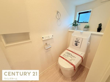 �g�C�� �g�C���͂P�E2�K�ɐݒu����Ă���A�������֍��t���̐����ȃg�C���B���t���Ŋ��C���ł��܂��B